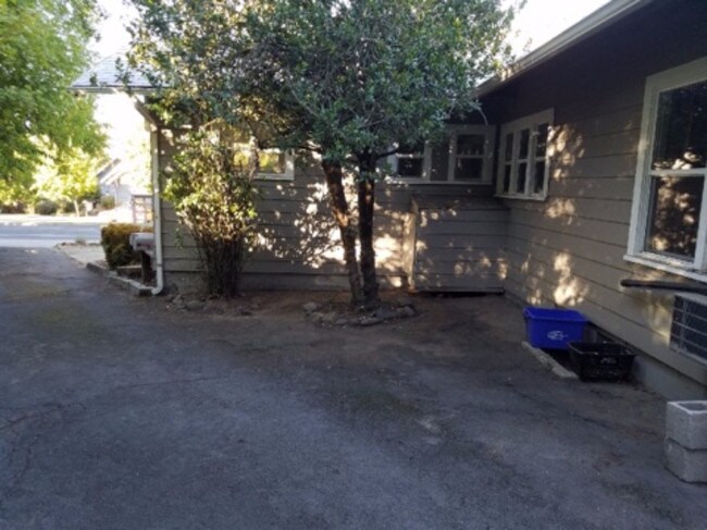 Building Photo - 720 Siskiyou Blvd