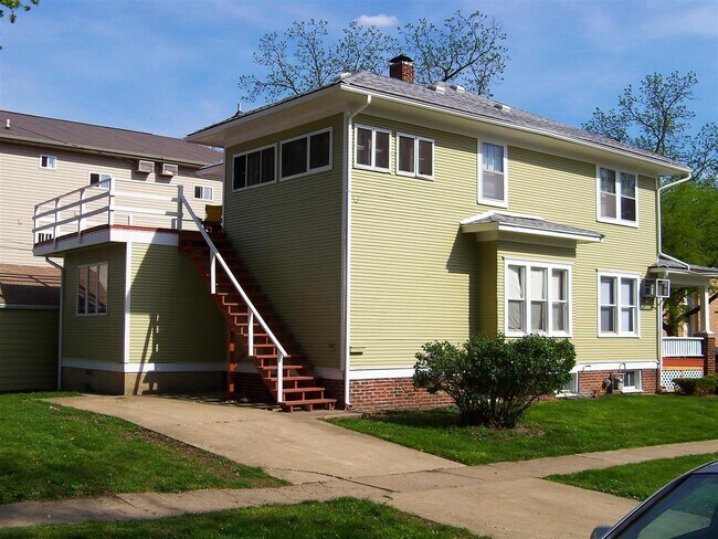 Building Photo - 910 W Stoughton St