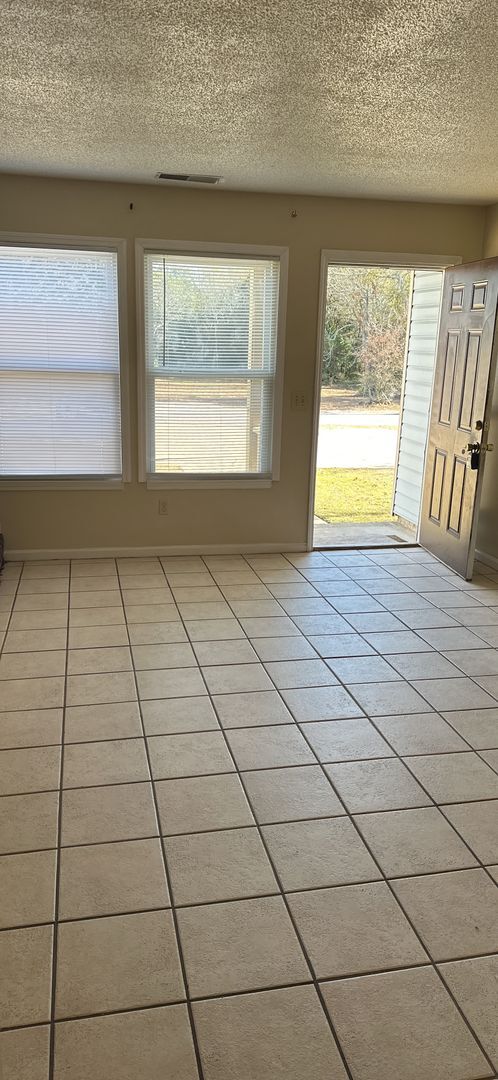 Building Photo - 2 Bedroom 1.5 bath townhouse