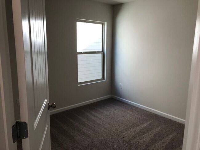Building Photo - 2353 Hackamore Dr
