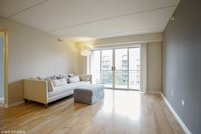 Building Photo - 410 Western Ave