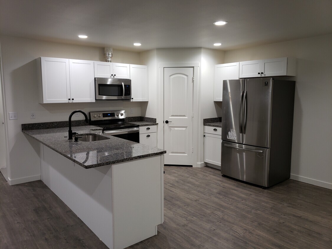 kitchen - 1125 W Ivy Ave