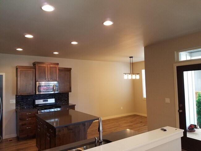 Foto del edificio - 3 Bdrm 2.5 bath newer home in a quiet SE c...