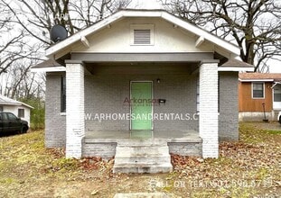 Building Photo - 2008 S Martin St