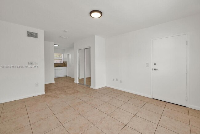 Foto del edificio - 575 NE 82nd St