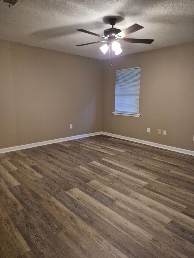 Foto del edificio - 145 Deerwood Ct