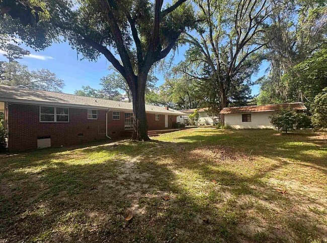 Building Photo - 123 Columbia Dr