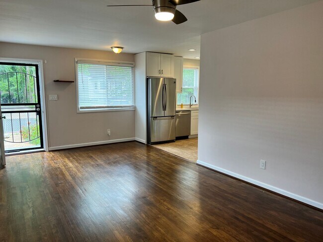 Building Photo - Newly Renovated Lovely 3BR/2 Bath Detached...