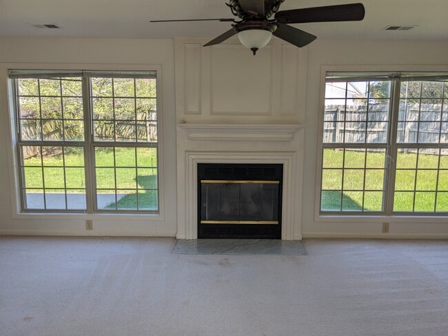 Living room Fireplace - 628 Hadlow St