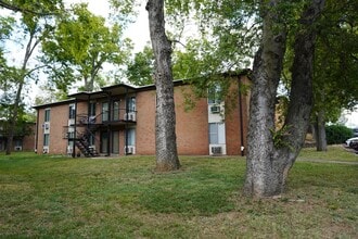 Building Photo - 2601 Hillsboro Pike