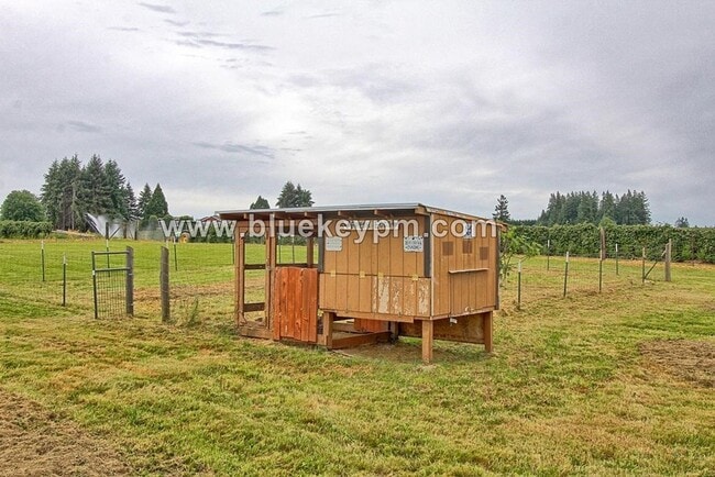 Building Photo - 4 Bed, 2 Bathroom,  2 Acre Multi-Generatio...