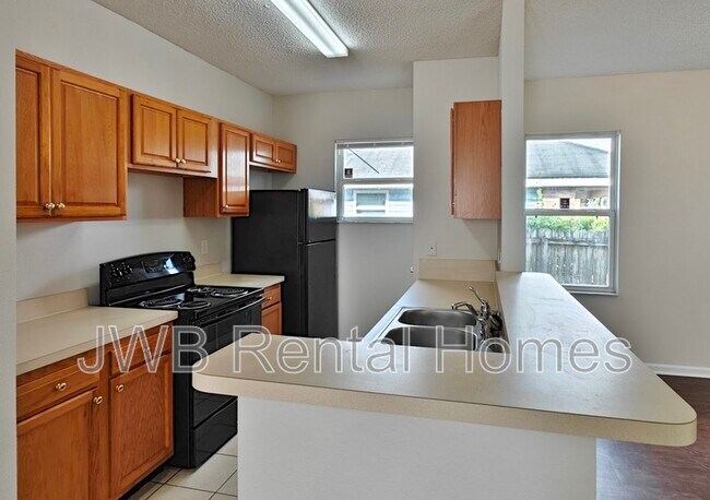 Foto del edificio - 1170 E 17th St