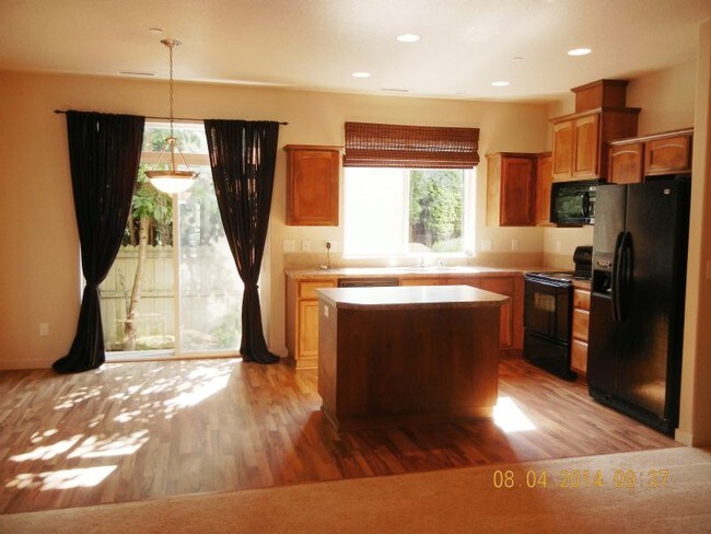 Building Photo - Modern And Convenient Townhouse!
