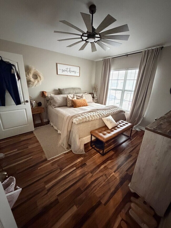 Foto del edificio - 2319 Tanbark Ridge Pl