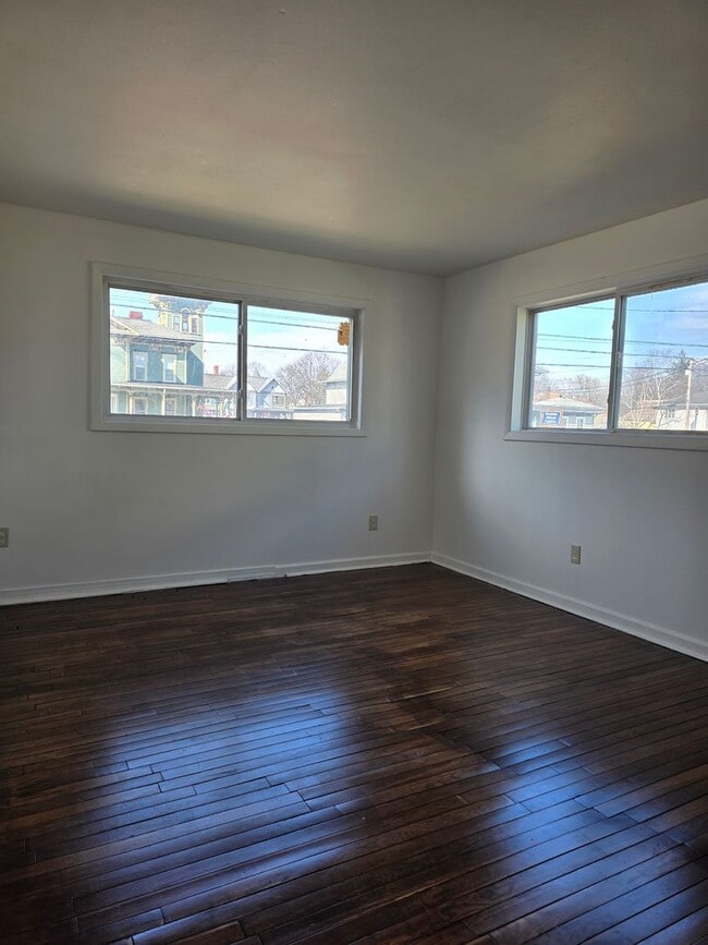 Building Photo - 2-bedroom upper