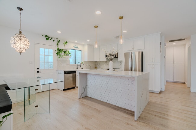 Building Photo - 52801 Avenida Alvarado
