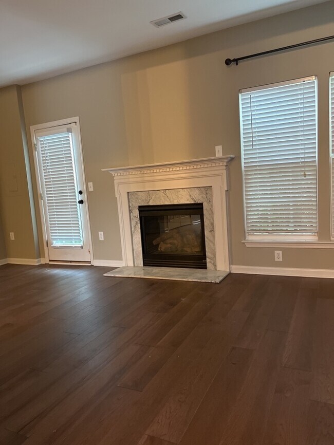 Building Photo - Lovely Greer Townhome