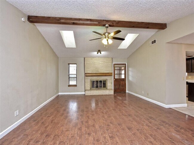 Foto del edificio - 2407 Versailles Dr