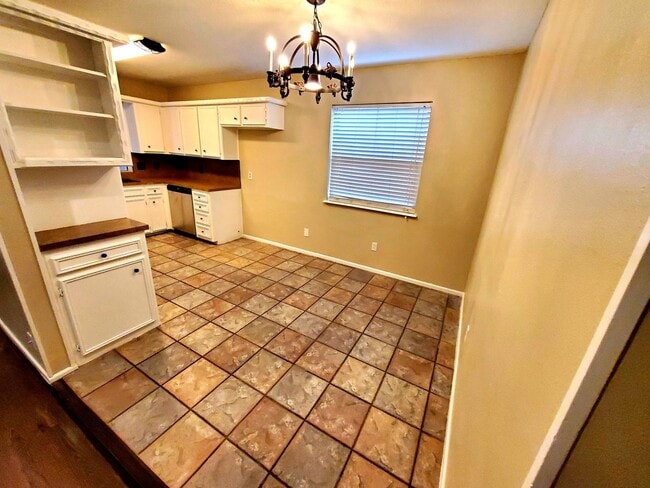 Building Photo - Spacious and Gorgeous 3/2 in Northwest Lub...