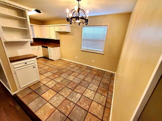 Foto del edificio - Spacious and Gorgeous 3/2 in Northwest Lub...