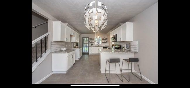 Building Photo - True 4 bed in Edmond Schools, all the mode...