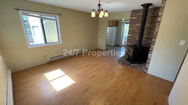 Building Photo - Charming 2 BD | 1 BA House w/ Huge Backyar...