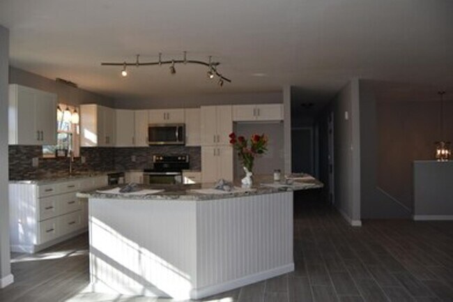 Building Photo - Coming Soon! 4BR/3BA | Newly Renovated Single Family Home | Large backyard | In West Knoxville!