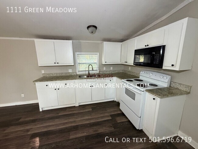 Building Photo - 1111 Green Meadows Dr