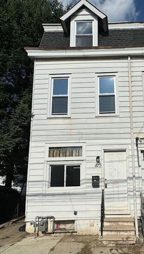Primary Photo - 4br Twin Home for rent in Allentown