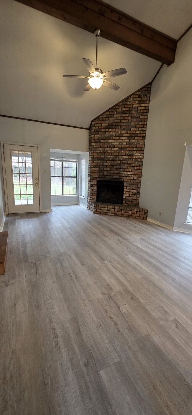 Foto del edificio - 2508 Melody Ln