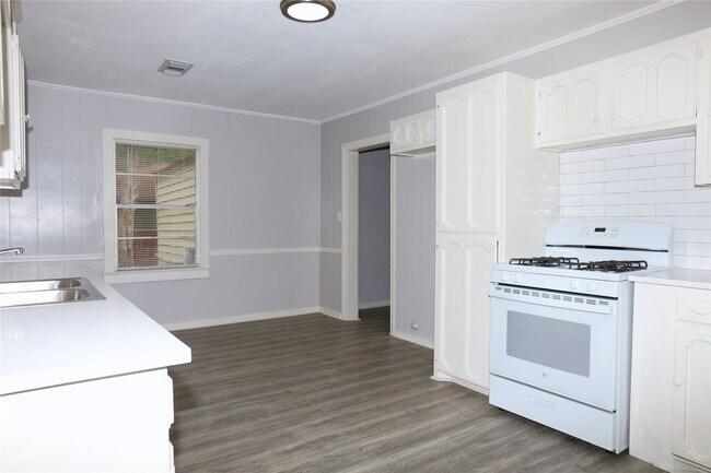 Foto del edificio - 617 Hurst Pl