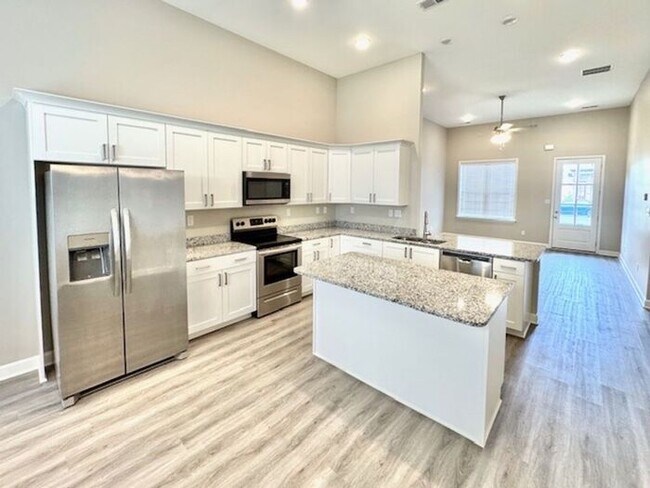 Foto del edificio - Now Leasing a 5-bedroom 3 bath home in Hor...