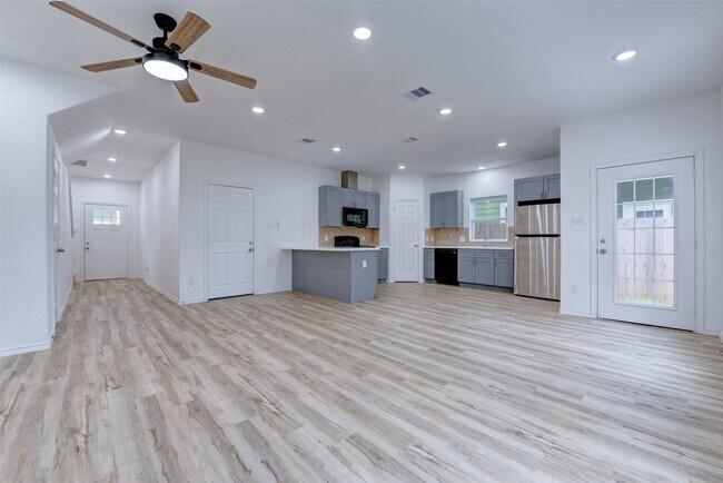 Foto del edificio - 8203 Woodlyn Rd