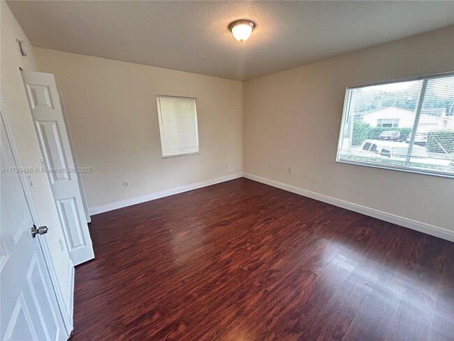 Foto del edificio - 2880 Pine Tree Dr