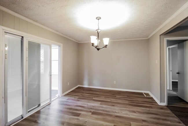 Building Photo - 2244 Briarwood Cir SW