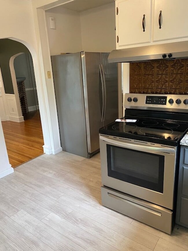 Building Photo - Welcome to 209 Amherst! Charming single-family home located in Wilson School district