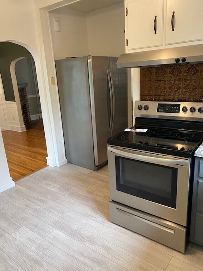 Foto del edificio - Welcome to 209 Amherst! Charming single-family home located in Wilson School district