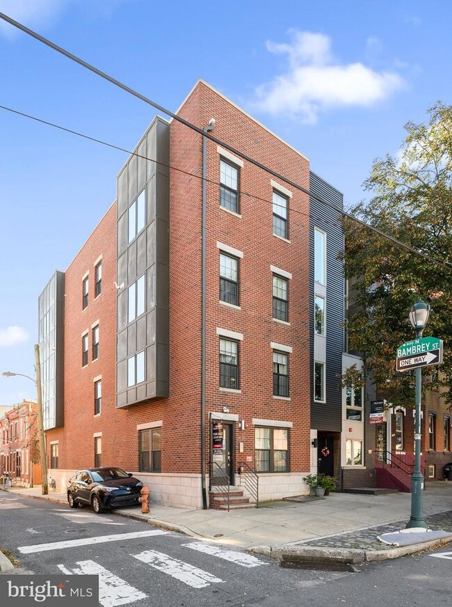 Building Photo - 2536 W Girard Ave