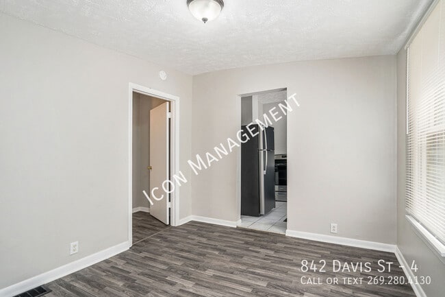 Building Photo - 842 Davis St