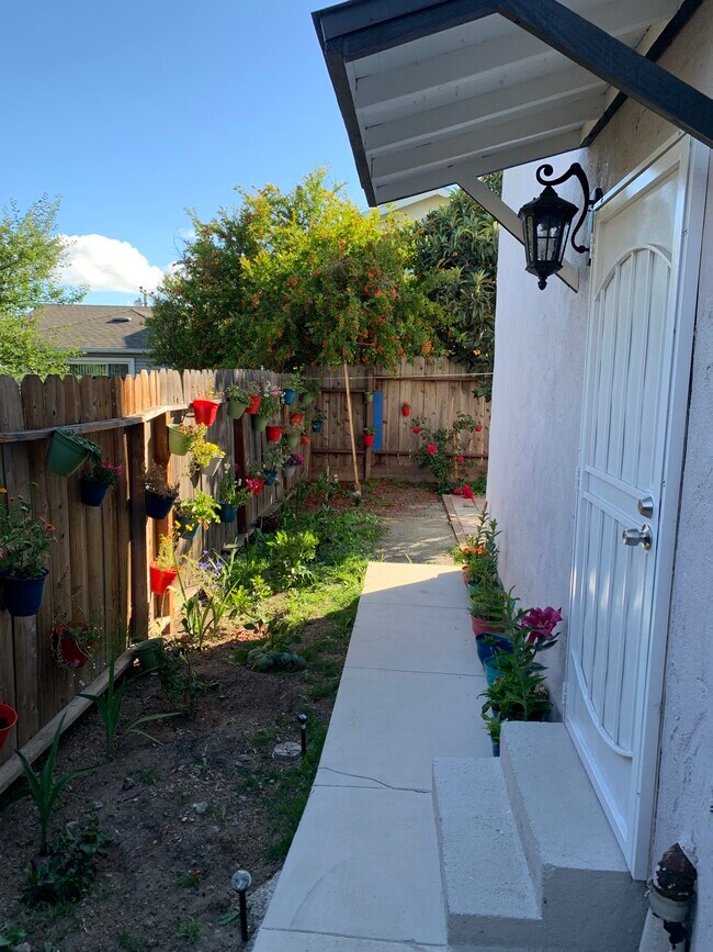 Foto del edificio - 6115 Outlook Ave