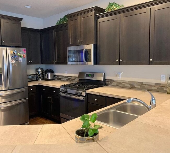 Building Photo - Lovely *NEWER* 4 BD* 2.5 BA* Single Family...