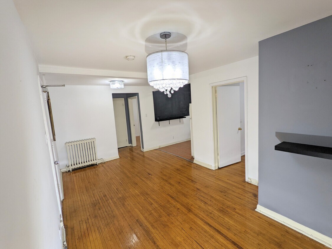 Primary Photo - 2bd, 1Bath 5 minutes walk to Eglinton W Su...