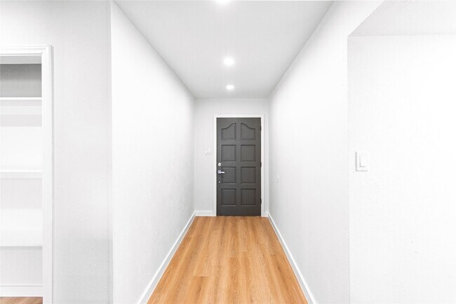 Building Photo - 318 Willoughby Dr