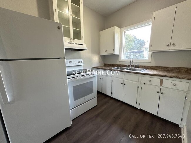 Building Photo - 254 Elm St