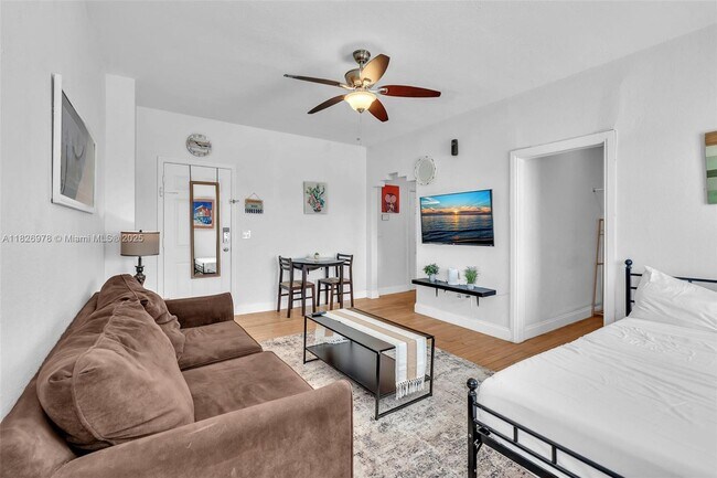 Foto del edificio - 8415 Harding Ave