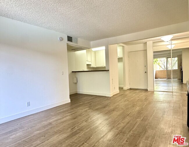 Foto del edificio - 15425 Sherman Way