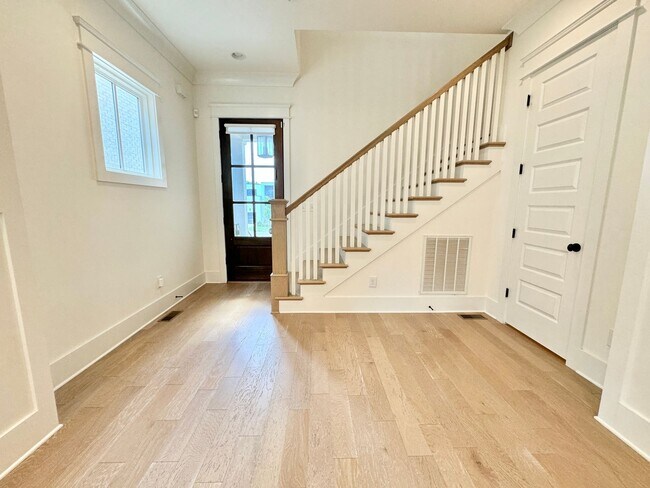Building Photo - 3 Bed, 3.5 Bath Home w/ 2 Car Garage - Wal...