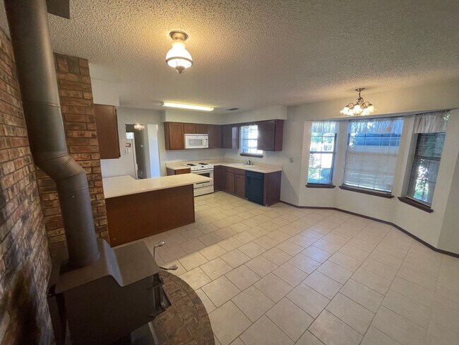 Foto del edificio - Spacious Single Level Three Bedroom Home