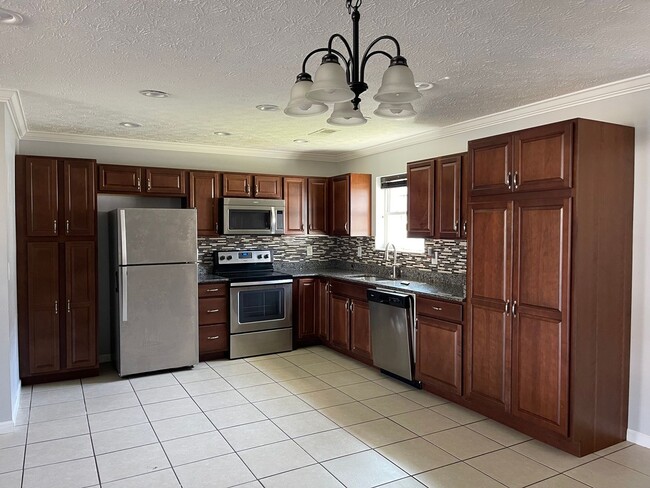 Building Photo - 411 Cornus Ave