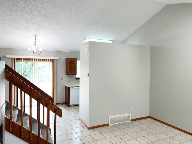 Building Photo - 3 Bedroom Single Family Home Nestled in Fo...